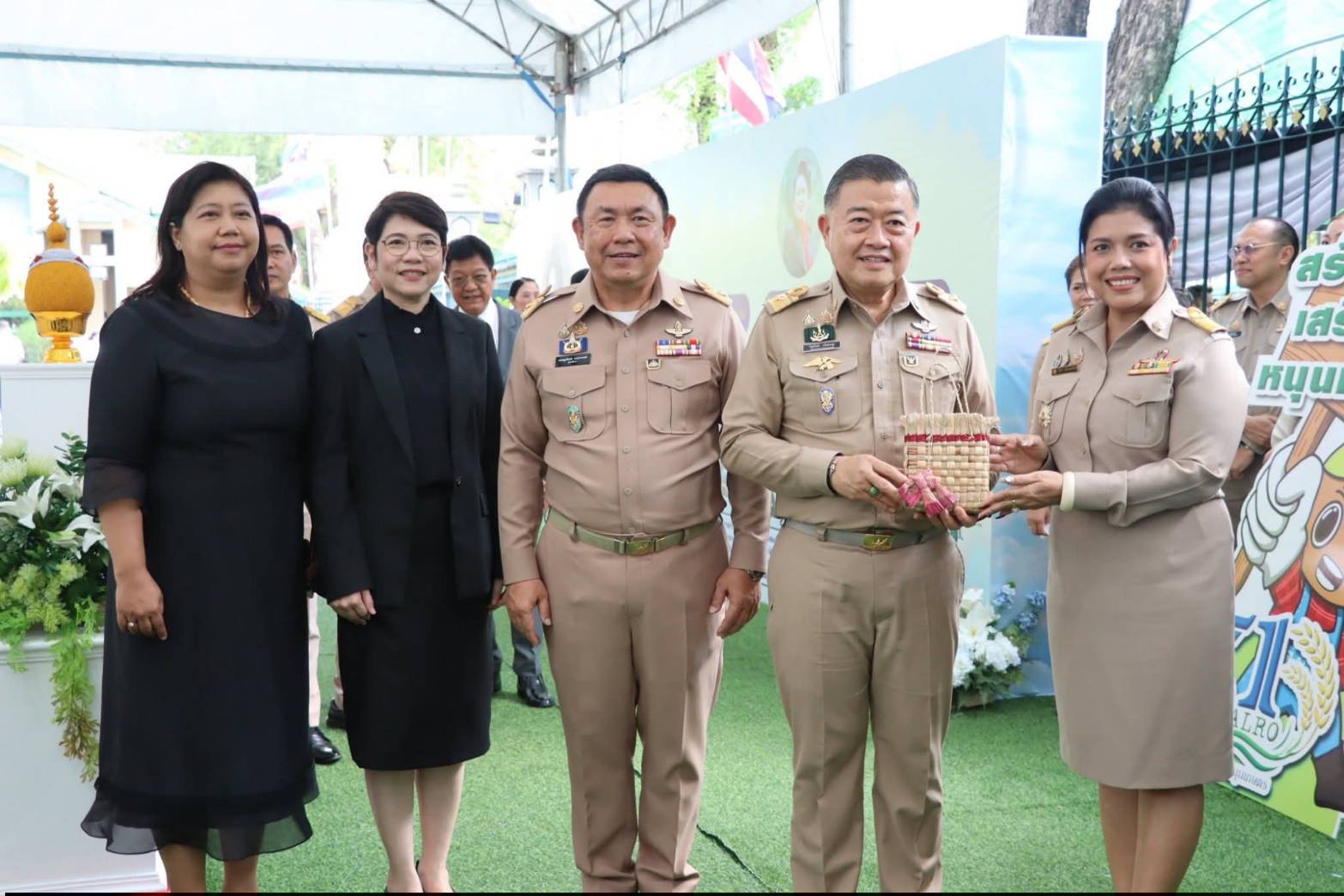 title - รัฐมนตรีว่าการกระทรวงเกษตรและสหกรณ์ พร้อมด้วยคณะผู้บริหาร ส.ป.ก. เข้าเยี่ยมชมโซนกิจกรรมฝึกอาชีพ Workshop งานศิลปหัตถกรรม (ศพส.) กิจกรรมจัดขึ้นภายใต้งาน วันคล้ายวันสถาปนาครบรอบ 51 ปี ส.ป.ก. ณ สำนักงานการปฏิรูปที่ดินเพื่อเกษตรกรรม